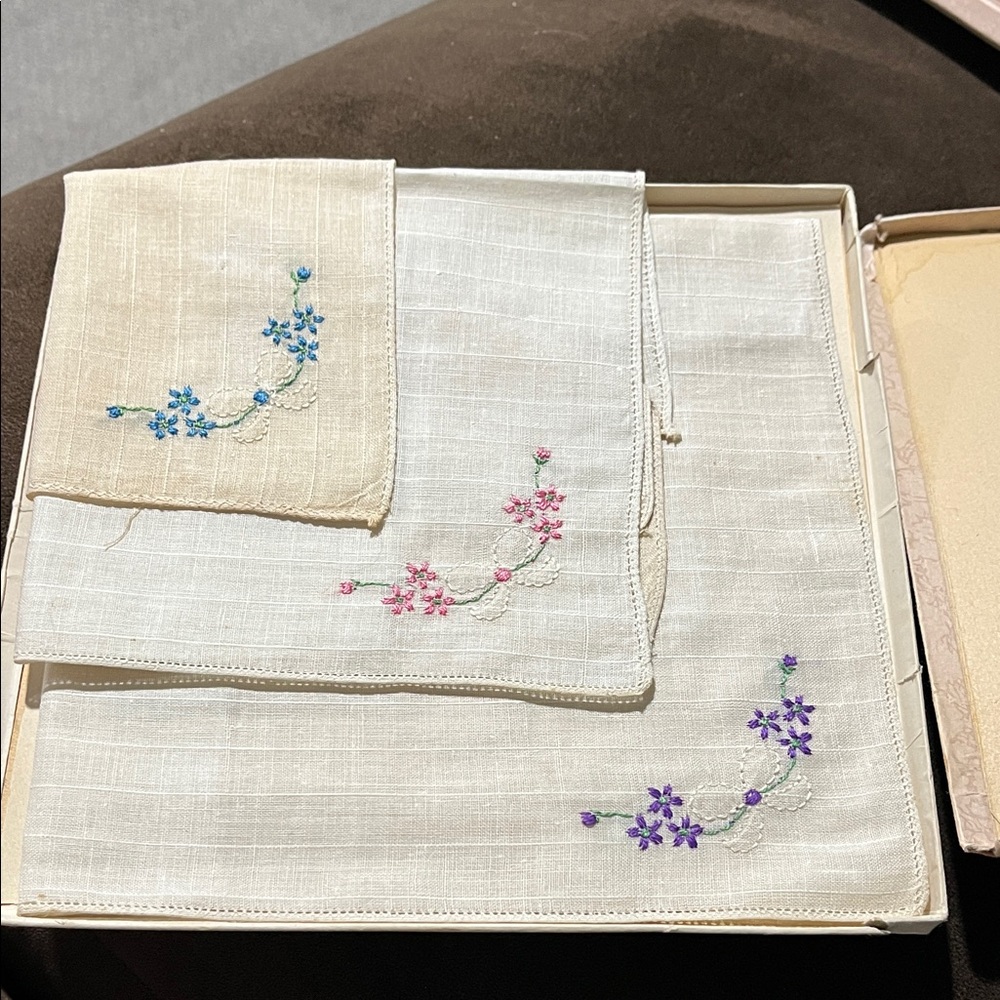 Lot of 4 Vintage Charming Handkerchiefs